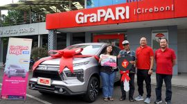 Kana Supriatna saat menerima hadiah mobil dari Undi-undi Hepi Telkomsel. PJ/Dok