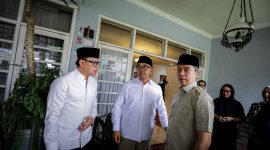 Tampak Bima Arya saat melayat ke kediaman ibunda Wali Kota Bandung Muhammad Farhan. PJ/Dok
