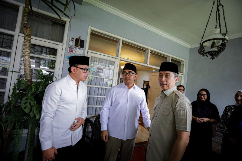 Tampak Bima Arya saat melayat ke kediaman ibunda Wali Kota Bandung Muhammad Farhan. PJ/Dok