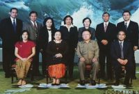 Aat Surya Safaat (paling kanan, belakang) mendampingi mantan Presiden RI Megawati Soekarno Putri saat menemui Presiden Korea Utara Kim Jong-il (ayahnya Kim Jong Un), di Istana Kepresidenan Pyongyang Korea Utara tahun 2005. (Dok Pribadi)