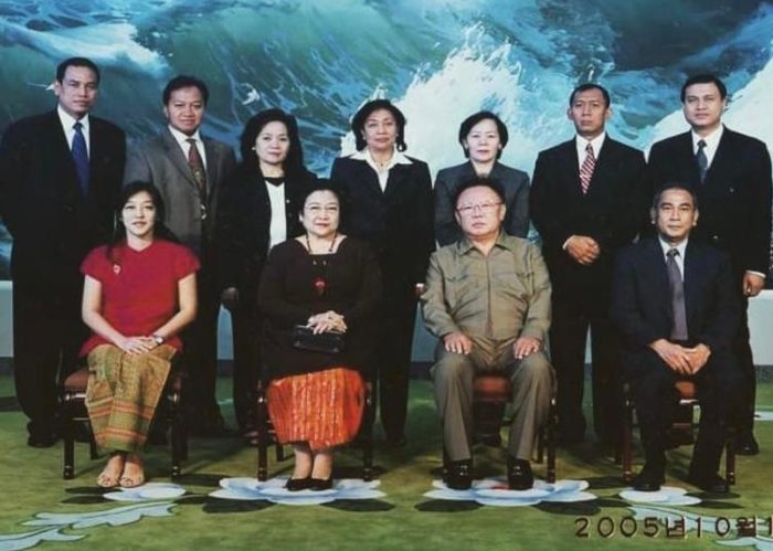 Aat Surya Safaat (paling kanan, belakang) mendampingi mantan Presiden RI Megawati Soekarno Putri saat menemui Presiden Korea Utara Kim Jong-il (ayahnya Kim Jong Un), di Istana Kepresidenan Pyongyang Korea Utara tahun 2005. (Dok Pribadi)