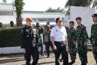 Direktur Operasi PT KAI (Persero), Awan Hermawan Purwadinata. memeriksa pasukan saat Apel Gelar Pasukan, di halaman Daop 2 Bandung, Jumat (13/03). PJ/Dok