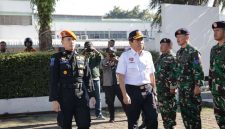 Direktur Operasi PT KAI (Persero), Awan Hermawan Purwadinata. memeriksa pasukan saat Apel Gelar Pasukan, di halaman Daop 2 Bandung, Jumat (13/03). PJ/Dok