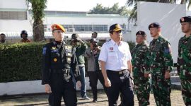 Direktur Operasi PT KAI (Persero), Awan Hermawan Purwadinata. memeriksa pasukan saat Apel Gelar Pasukan, di halaman Daop 2 Bandung, Jumat (13/03). PJ/Dok