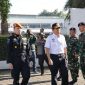 Direktur Operasi PT KAI (Persero), Awan Hermawan Purwadinata. memeriksa pasukan saat Apel Gelar Pasukan, di halaman Daop 2 Bandung, Jumat (13/03). PJ/Dok