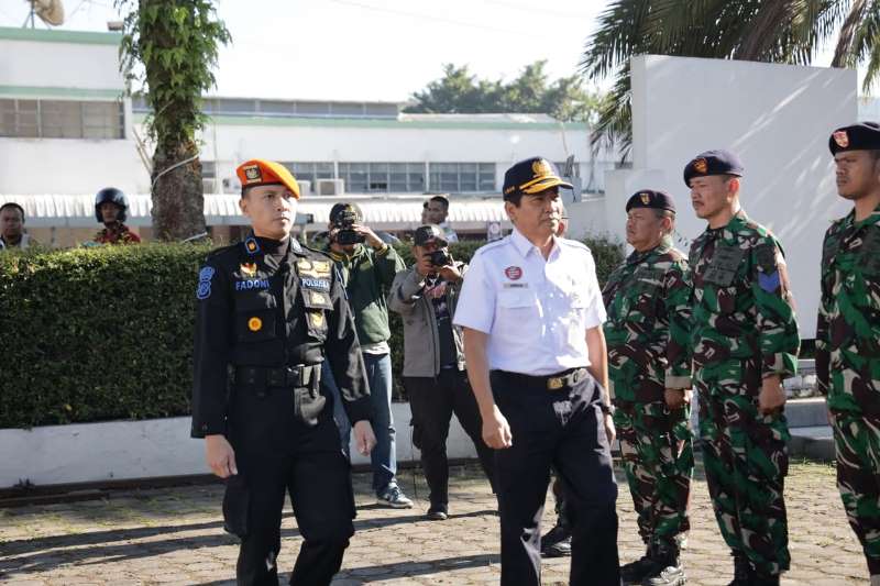 Direktur Operasi PT KAI (Persero), Awan Hermawan Purwadinata. memeriksa pasukan saat Apel Gelar Pasukan, di halaman Daop 2 Bandung, Jumat (13/03). PJ/Dok