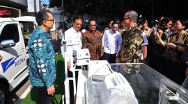 Menteri Kesehatan Budi Gunadi Sadikin (kedua kiri), Menteri Dalam Negeri Jenderal Polisi (Purn) Prof. Drs. H. Muhammad Tito Karnavian (tengah), Direktur Astra Hamdhani Dzulkarnaen Salim (kanan), Wakil Menteri Kesehatan Benjamin Paulus Octavianus (kedua kanan), Chief of Corporate Affairs Astra Boy Kelana Soebroto (kiri) saat meninjau alat kesehatan dari Astra Otoparts yang diserahkan Astra ke Kemenkes RI 
pada (12/3). Dok