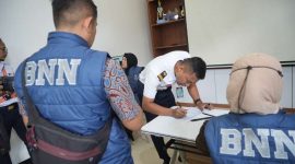 Petugas BNN saat sidak ke petugas operasional PT KAI Daop 2 Bandung. PJ/Dok 