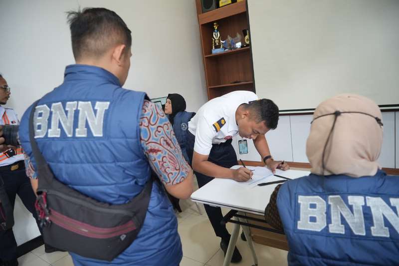 Petugas BNN saat sidak ke petugas operasional PT KAI Daop 2 Bandung. PJ/Dok 