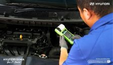 Seorang kemanik mengecek kendaraan pelanggan sebelum melakukan arus balik. PJ/Dok