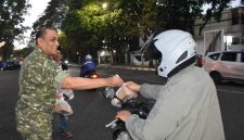 Dandim 0618 Letkol Inf Robil S saat membagikan takjil gratis PWI Kota Bandung. PJ/Dok