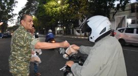 Dandim 0618 Letkol Inf Robil S saat membagikan takjil gratis PWI Kota Bandung. PJ/Dok