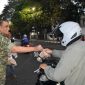 Dandim 0618 Letkol Inf Robil S saat membagikan takjil gratis PWI Kota Bandung. PJ/Dok