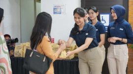 Petugas PT KAI Daop 2 Bandung membagikan takjil gratis kepada para penumpang KA. PJ/Dok