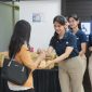 Petugas PT KAI Daop 2 Bandung membagikan takjil gratis kepada para penumpang KA. PJ/Dok