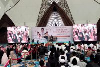 Ustadz Dennis Lim saat memberikan tausiah di acara Gerakan Sejuta Quran di Masjid Al Jabbar, Sabtu (7/3). PJ/Mal 