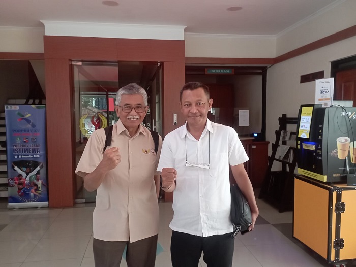 Wakil Ketua I KONI Jabar Ir. Andrian Tejakusuma dan Wasekjen DPP Perbasi Setia Dharma Majid usai memberikan keterangan terkait Musda Perbasi Jabar, Jumat 6 Maret 2026