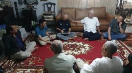 H. Mugi (kemeja  putih)  saat silaturrahim Senin malam 2 Maret 2026. PJ/Dok