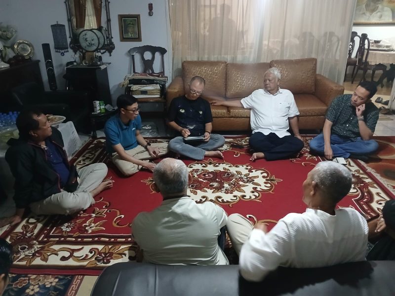 H. Mugi (kemeja  putih)  saat silaturrahim Senin malam 2 Maret 2026. PJ/Dok