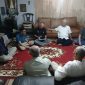 H. Mugi (kemeja  putih)  saat silaturrahim Senin malam 2 Maret 2026. PJ/Dok