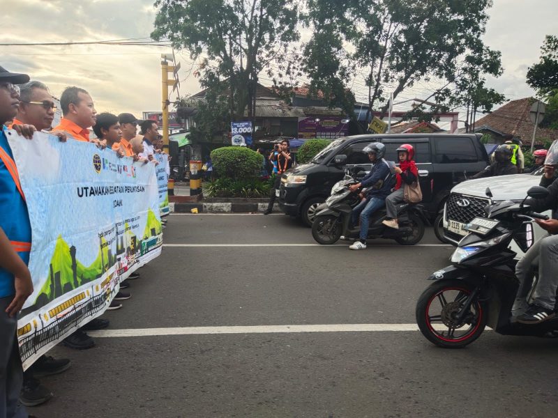 PT Kereta Api Indonesia (Persero) Daerah Operasi (Daop) 2 Bandung kembali melakukan sosialisasi  keselamatan di perlintasan sebidang JPL 165A Jalan Laswi, Bandung. PJ/Mal