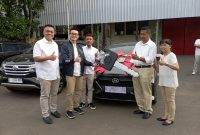Kepala Wilayah Astra Daihatsu Jawa Barat Arief Budianto dan jajaran menyerahkan hadiah mobil Ayla kepada pemenang Daihatsu Festival 2025 Kasmira di Bandung, Selasa 3 Maret 2026. PJ/Mal