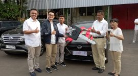 Kepala Wilayah Astra Daihatsu Jawa Barat Arief Budianto dan jajaran menyerahkan hadiah mobil Ayla kepada pemenang Daihatsu Festival 2025 Kasmira di Bandung, Selasa 3 Maret 2026. PJ/Mal