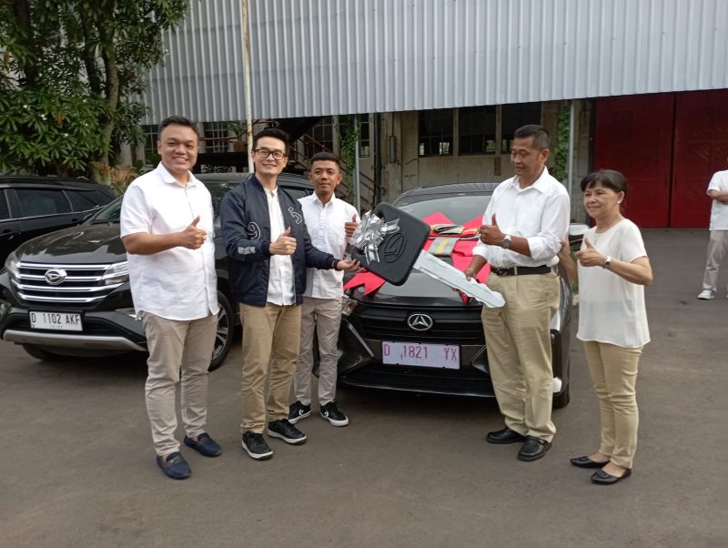 Kepala Wilayah Astra Daihatsu Jawa Barat Arief Budianto dan jajaran menyerahkan hadiah mobil Ayla kepada pemenang Daihatsu Festival 2025 Kasmira di Bandung, Selasa 3 Maret 2026. PJ/Mal