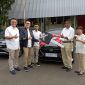 Kepala Wilayah Astra Daihatsu Jawa Barat Arief Budianto dan jajaran menyerahkan hadiah mobil Ayla kepada pemenang Daihatsu Festival 2025 Kasmira di Bandung, Selasa 3 Maret 2026. PJ/Mal