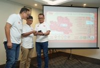 GM Region Network Operations and Productivity Telkomsel Jabar Danny Agus Triawan, GM Mobile Consumer Business Region Jabar Anandoz Bangsawan dan
General GM Household Consumer Business Region Jawa Barat Putro Dewanto saat memberikan penjelasan terkait RAFI 2026. PJ/Dok