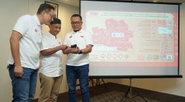 GM Region Network Operations and Productivity Telkomsel Jabar Danny Agus Triawan, GM Mobile Consumer Business Region Jabar Anandoz Bangsawan dan
General GM Household Consumer Business Region Jawa Barat Putro Dewanto saat memberikan penjelasan terkait RAFI 2026. PJ/Dok