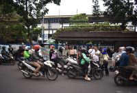 Puluhan awak media yang tergabung di Pokja PWI Kota Bandung membagikan paket takjil. PJ/Dok