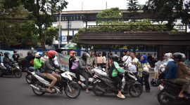 Puluhan awak media yang tergabung di Pokja PWI Kota Bandung membagikan paket takjil. PJ/Dok