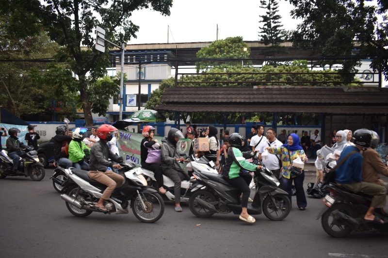 Puluhan awak media yang tergabung di Pokja PWI Kota Bandung membagikan paket takjil. PJ/Dok