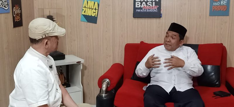 Akhmad Roziqin, M.Ag, saat menjadi narasumber dalam Basa Basi Podcast Pokja PWI Kota Bandung, membahas soal zakat. PJ/Dok