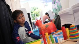 Seorang anak bermain di ruang playground posko mudik Bangga Kencana BKKBN Jawa Barat. PJ/Dok