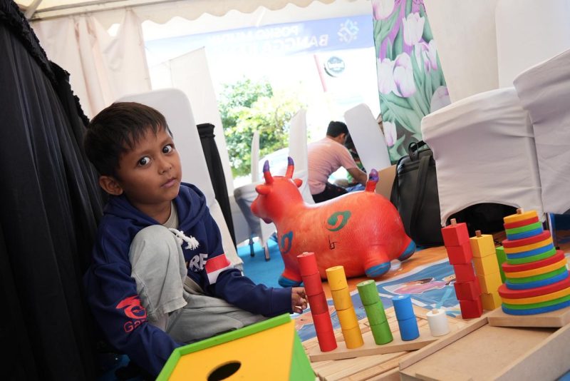 Seorang anak bermain di ruang playground posko mudik Bangga Kencana BKKBN Jawa Barat. PJ/Dok