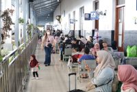 Tampak sejumlah penumpang saat menunggu. Stasiun Tasikmalaya berada di posisi ketiga dengan jumlah 5.165 pelanggan, sehingga menjadi stasiun terpadat selama masa angkutan lebaran 2026. PJ/Dok