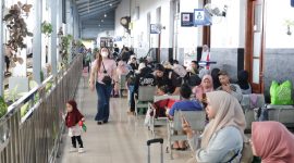 Tampak sejumlah penumpang saat menunggu. Stasiun Tasikmalaya berada di posisi ketiga dengan jumlah 5.165 pelanggan, sehingga menjadi stasiun terpadat selama masa angkutan lebaran 2026. PJ/Dok
