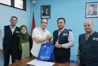 General Affair & Network Department Head BRI Region 9Teguh Agung Prihadi (kanan) menyerahkan paket kepada Plt. Ketua PWI Jawa Barat,Ahmad Syukri, Senin (16/3), di Sekretariat PWI Jawa Barat Jln. Wartawan II No. 23, Kota Bandung.