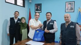 General Affair & Network Department Head BRI Region 9Teguh Agung Prihadi (kanan) menyerahkan paket kepada Plt. Ketua PWI Jawa Barat,Ahmad Syukri, Senin (16/3), di Sekretariat PWI Jawa Barat Jln. Wartawan II No. 23, Kota Bandung.