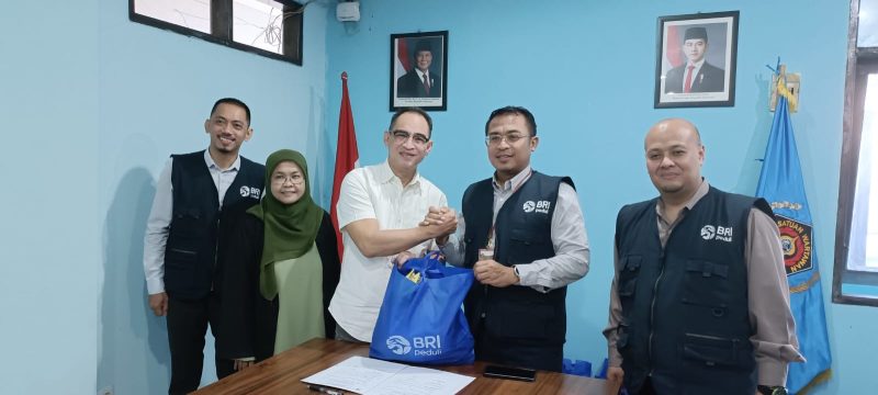 General Affair & Network Department Head BRI Region 9Teguh Agung Prihadi (kanan) menyerahkan paket kepada Plt. Ketua PWI Jawa Barat,Ahmad Syukri, Senin (16/3), di Sekretariat PWI Jawa Barat Jln. Wartawan II No. 23, Kota Bandung.