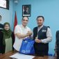 General Affair & Network Department Head BRI Region 9Teguh Agung Prihadi (kanan) menyerahkan paket kepada Plt. Ketua PWI Jawa Barat,Ahmad Syukri, Senin (16/3), di Sekretariat PWI Jawa Barat Jln. Wartawan II No. 23, Kota Bandung.