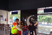 Seorang pengguna layana KA saat melintasi boarding gate di stasiun Cimahi. PJ/Dok