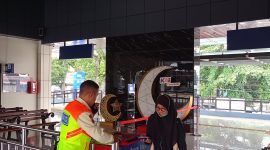 Seorang pengguna layana KA saat melintasi boarding gate di stasiun Cimahi. PJ/Dok