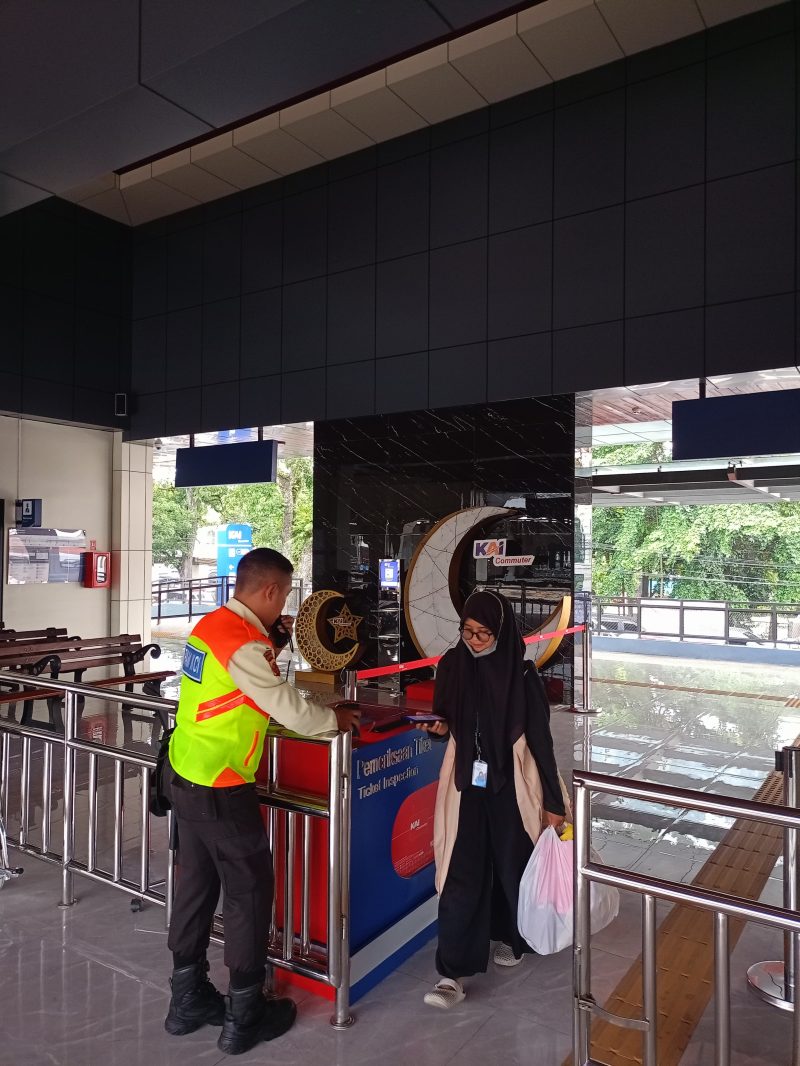 Seorang pengguna layana KA saat melintasi boarding gate di stasiun Cimahi. PJ/Dok