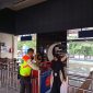 Seorang pengguna layana KA saat melintasi boarding gate di stasiun Cimahi. PJ/Dok