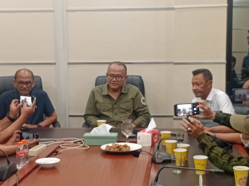 Prof Dr HM Budiana menjelaskan persiapan PORPROV 2026 saat buka puasa bersama awak media. PJ/Joel