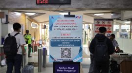 Pelanggan KA tampak melewati boarding di stasiun kereta api. PT KAI Daop 2 Bandung menghimbau penunoang datang lebih awal agar terhindar tertinggal kereta. PJ/Dok