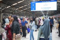 Tampak para penumpang kereta api yang akan mudik ke berbagai daerah. PT KAI Daop 2 Bandung mencatat melayani 415 ribu pelanggan selama 12 hari Angleb 2026.